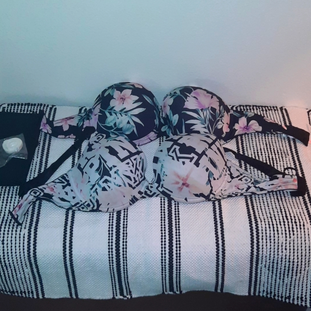 2 Victoria's Secrets Bra